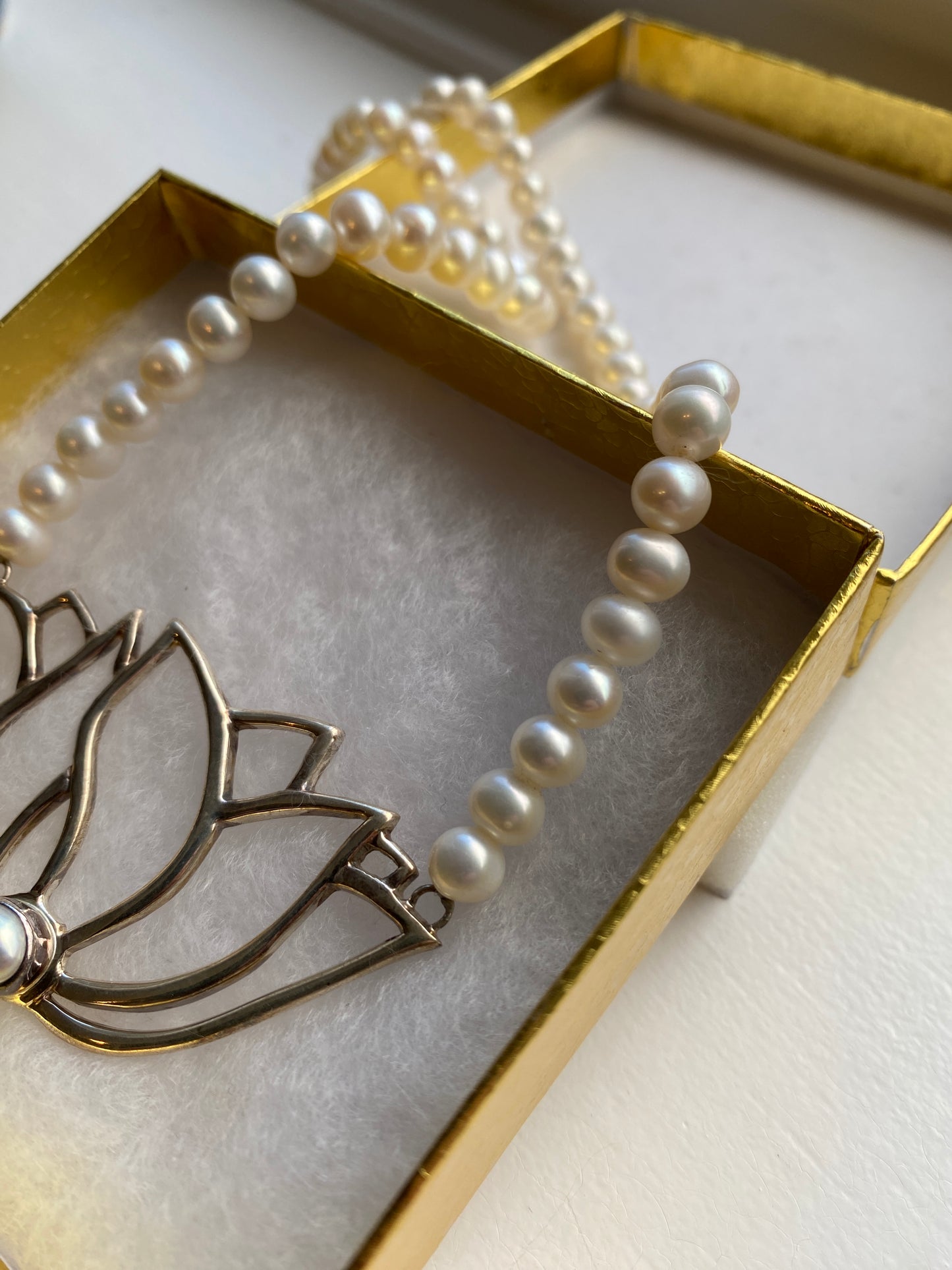 White Pearl & Silver Pendant Necklace