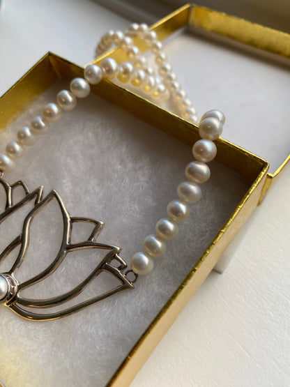 White Pearl & Silver Pendant Necklace