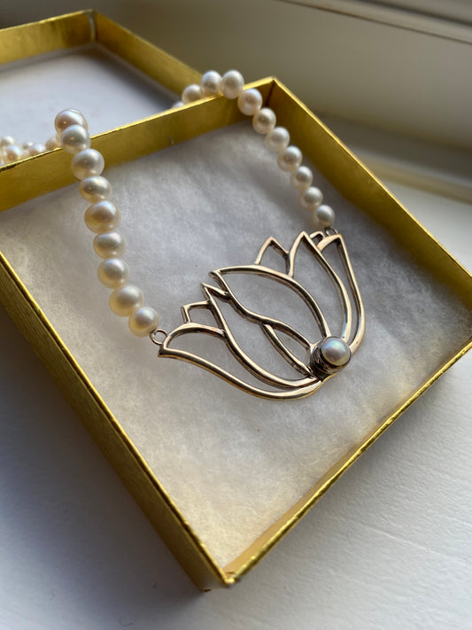 White Pearl & Silver Pendant Necklace